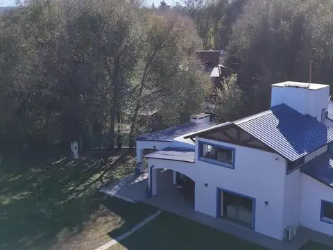 Casa 8 ambientes con 2 baños