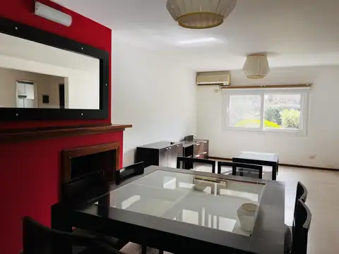 Casa en Alquiler con 2 cocheras