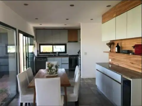 Casa 4 ambientes con 3 baños