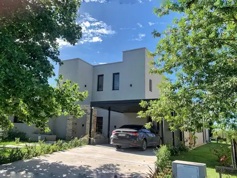 Casa en Venta con 4 cocheras