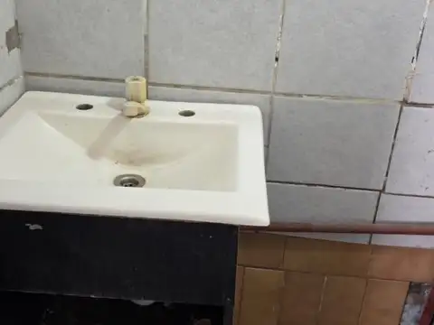 Local en Alquiler en Villa Luzuriaga, $ 500.000