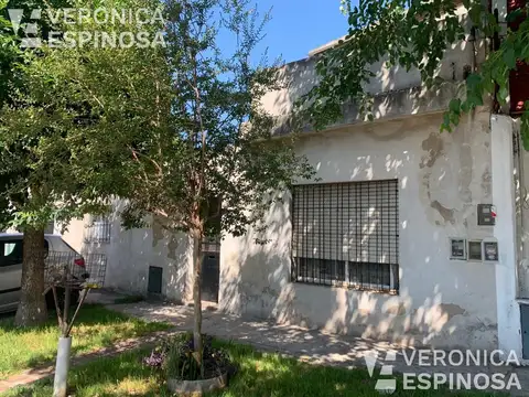 Casa de cuatro ambientes en venta, Villa Luzuriaga. Sobre lote de 10 x 20.8