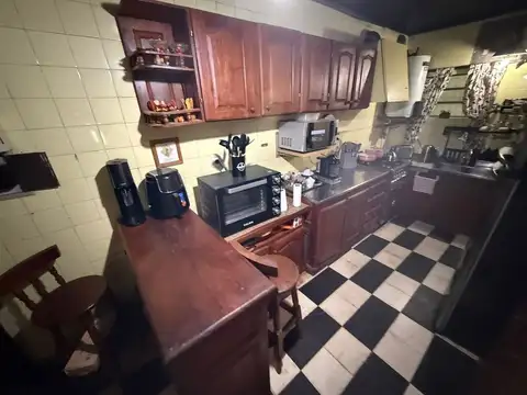 Casa 4 ambientes con 2 baños