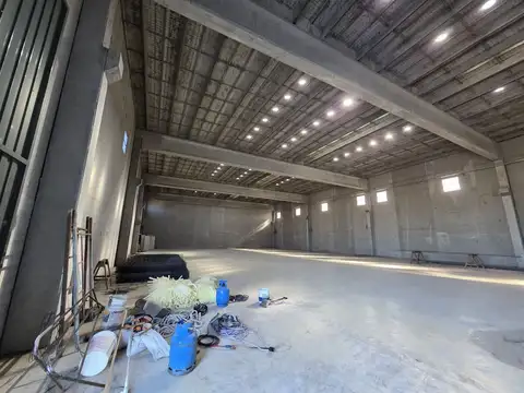 Galpón en aqluiler de 1125 - A estrenar - Piso de alto transito