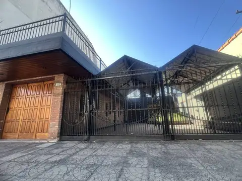 Casa 4 ambientes en venta en la Matanza con Jardín