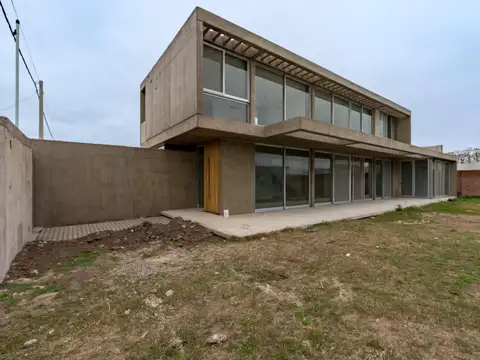 VENTA/PERMUTA: Casa a Estrenar en Ultimos Detalles de Obra, de 3 dormitorios con Quincho y Cochera.
