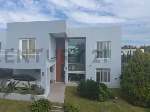 CASA EN VENTA 9 AMBIENTES - CANTON NORTE A LA LAGUNA