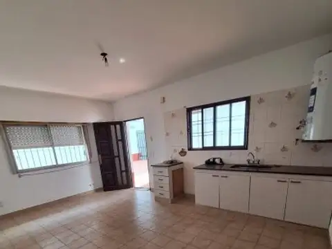 Depto Tipo Casa en Alquiler en Villa Luzuriaga, $ 750.000