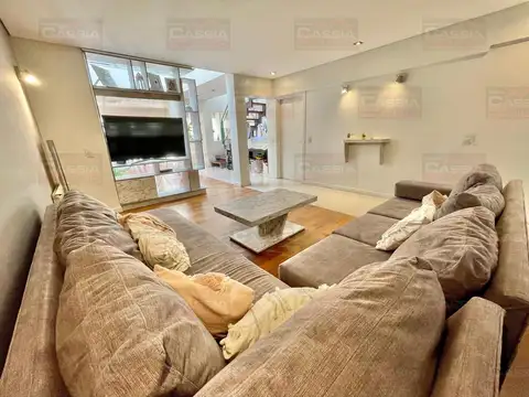 Casa en Alquiler con 2 cocheras