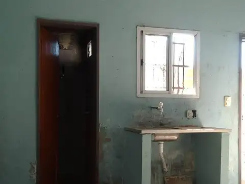 VENTA CASA 2 AMB. FLORENCIO VARELA EN LOTE PROPIO