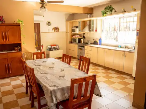 Casa 4 ambientes con 2 baños
