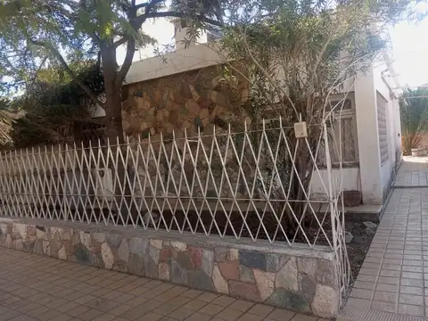 Venta de Casa a reciclar en excelente ubicación sobre calle Rivadavia a metros de calle Las Heras