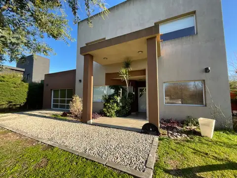 Casa en Venta con 3 cocheras