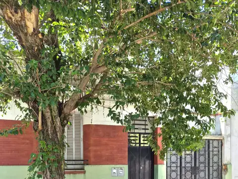 Venta Arroyito Casa Juan José Paso 530 Tres dormitorios, cochera pasante,patio, terraza.-