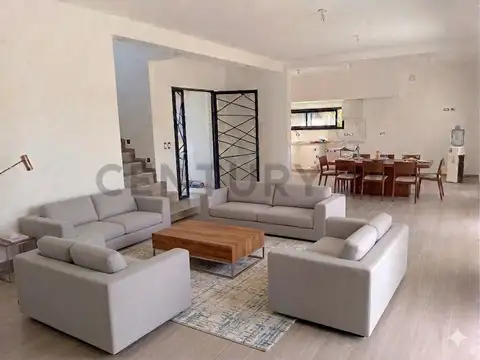 Casa en Venta con 3 cocheras