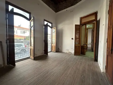 Casa 8 ambientes con 2 baños