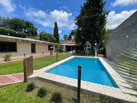 Venta Casa 2 dormitorios, cochera, quincho y pileta en Fisherton
