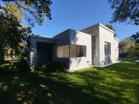 Casa en Alquiler con 2 cocheras