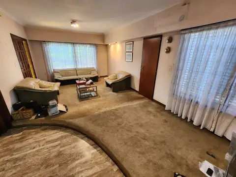 EXCELENTE CASA 5 AMBIENTES CON GARAGE 4 AUTOS - PARQUE - PILETA - PARRILLA -