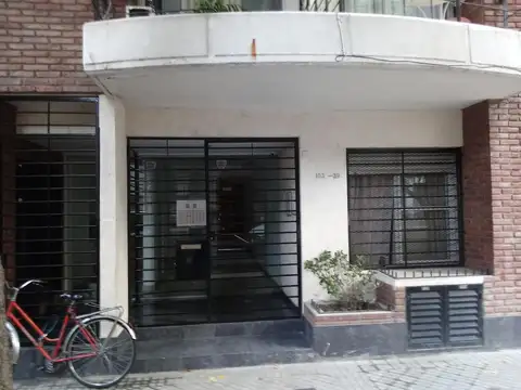 Departamento monoambiente amplio con patio.
