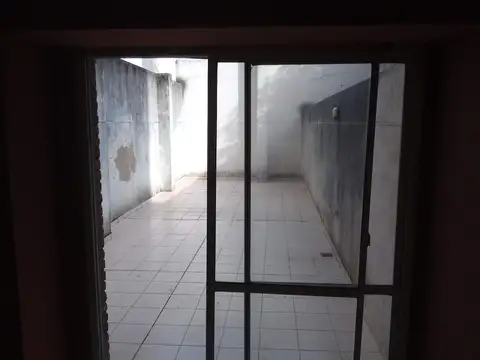 Departamento monoambiente amplio con patio.