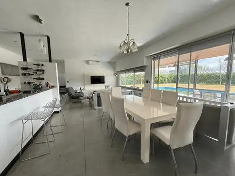 VENTA CASA 2 DORMITORIOS PISCINA FUNES