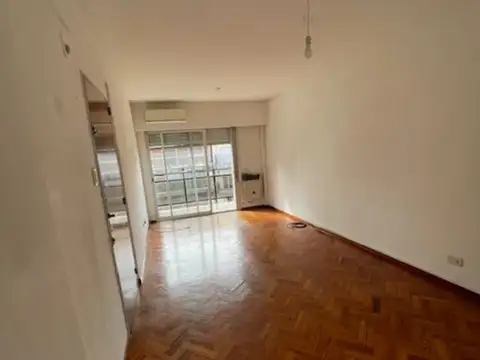 Semipiso de dos ambientes al frente con balcon . Superluminoso. Orientacion Norte