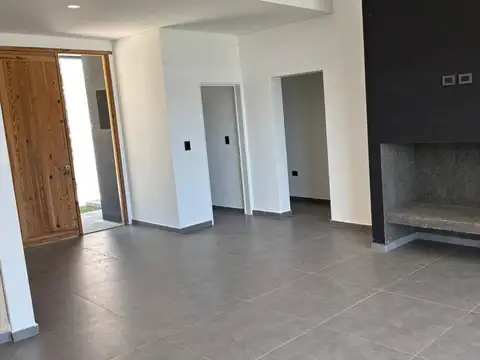 Casa en Venta con 3 cocheras