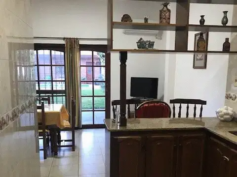 CASA 2 PLTAS. 5 AMB.CON JDIN. Y PILETA