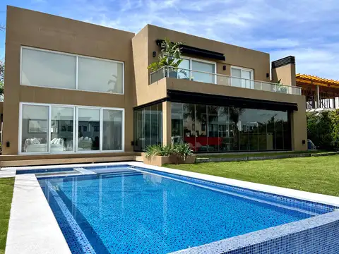 Casa 8 ambientes con 5 baños