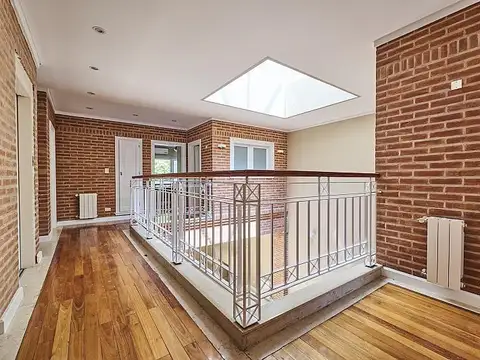 Impecable. Casa de tres plantas con ascensor interno. Villa Urquiza. Pileta. Jardín.