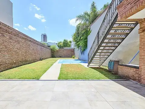 Impecable. Casa de tres plantas con ascensor interno. Villa Urquiza. Pileta. Jardín.