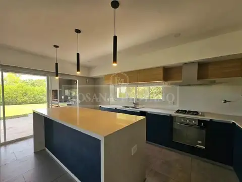 Casa en Venta con 4 cocheras