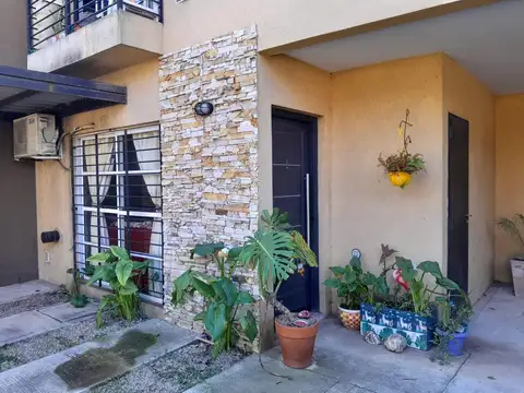 Hermoso dos ambientes en pequeño complejo.- ¡Apto crédito!
