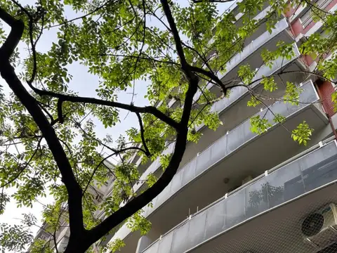 Excelente tres ambientes contrafrente balcon