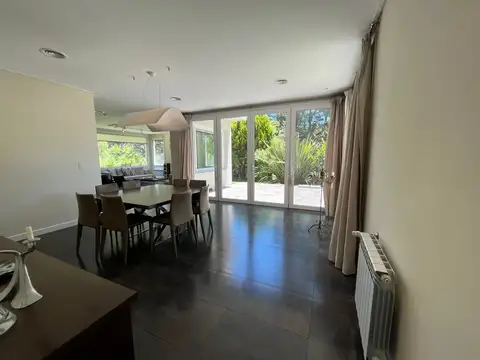Casa 8 ambientes con 6 baños