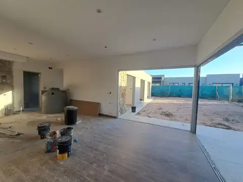 Casa 6 ambientes con 2 baños