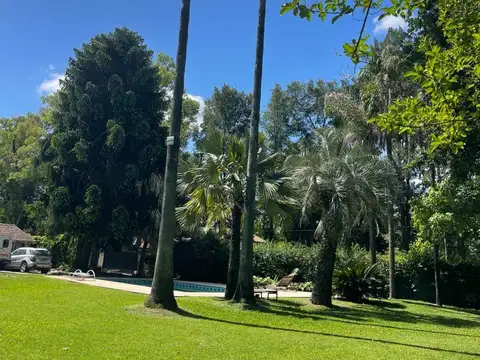 Casa en Alquiler con 4 cocheras