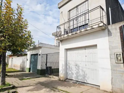 VENTA CASA 5 AMBIENTES  JOSE C PAZ CON LOCAL