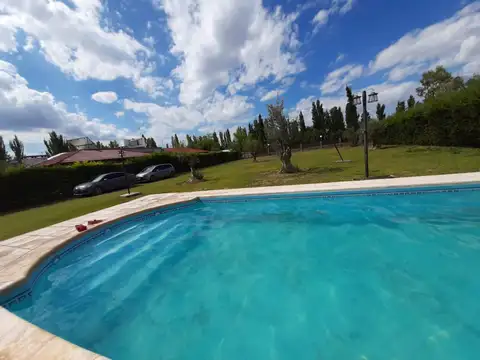 VENTA  HERMOSA CASA CON QUINCHO Y PILETA