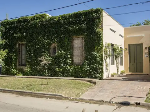 Casa estilo antigua con amplio lote