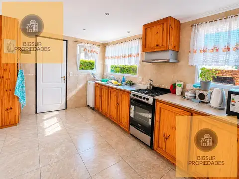 Casa 8 ambientes con 5 baños