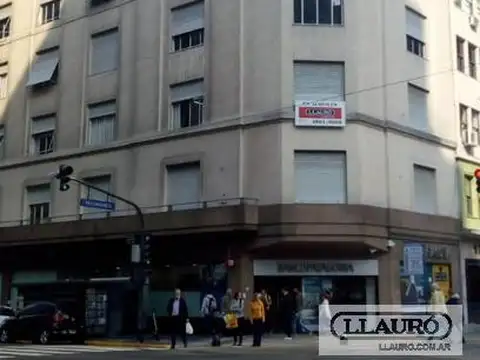 AV. CORRIENTES 378  esquina Reconquista. todas externas en esquina con ochava