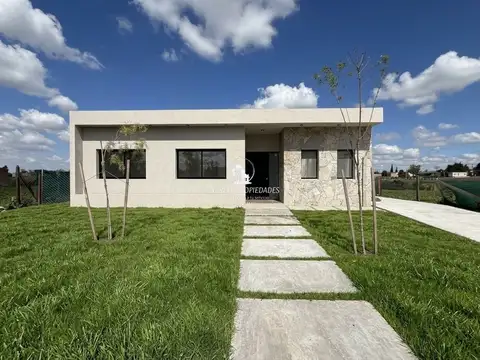 Moderna Casa en venta de 5 ambientes y fondo a verde. Barrio Santa Sofia. Pilar 100