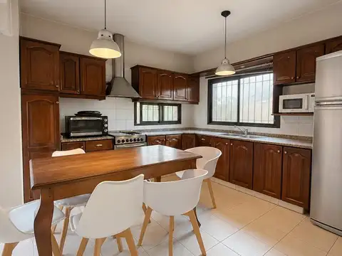 Casa 8 ambientes con 4 baños