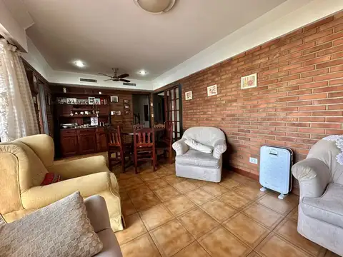 VENTA CASA CASTELAR - 4 dorm - Jardin - 4 cocheras