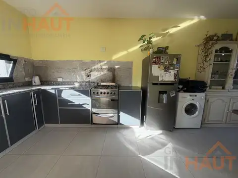 Casa 4 ambientes con 2 baños