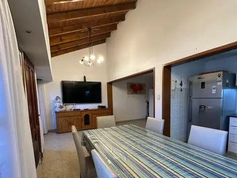 Casa 6 ambientes con 2 baños