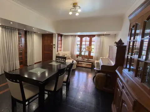 Chalet 6 Ambientes con jardín y quincho - Larrea  al 2900