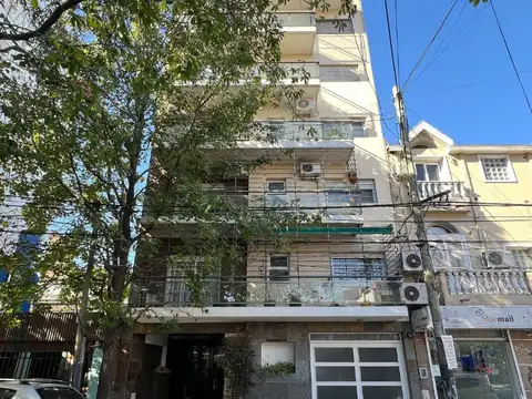 *MUY BUEN DEPTO. 3 AMB. AL CONTRAFRENTE CON BALCÓN Y COCHERA DESCUBIERTA  *SE ENTREGA RECIÉN PINTADO